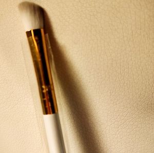 F.A.R.A.H medium angled shading brush